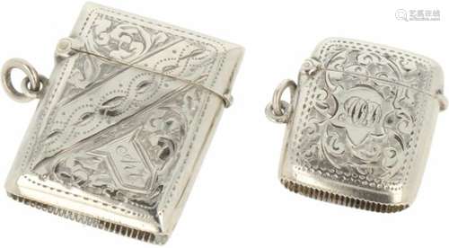 (2) Vesta cases zilver.Beide met gegraveerde decoraties. Engeland, Chester / Birmingham, 1901 /