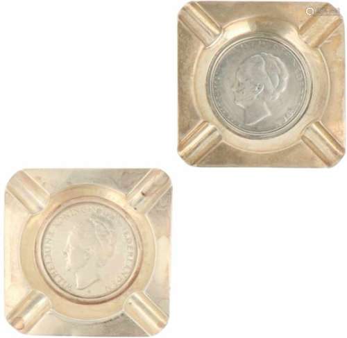 (2) munt asbakjes zilver.Vierkant model beiden uitgevoerd met 2, 5 gulden munstuk 1939/1929.