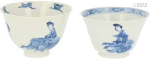 Een lot van twee porseleinen cups met decor van Lingzhi's en Zotjes. China, Kangxi.Haarlijn. Afm.