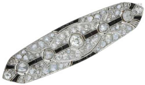 Art Deco broche witgoud, ca. 4.70 ct. diamant en onyx - BWG 10 kt.Speld is 18 kt. witgoud. 19 Old