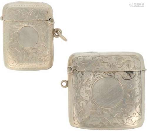 (2) Vesta cases zilver.Voorzien van gegraveerde decoraties. Engeland, Birmingham, 1906/1911,