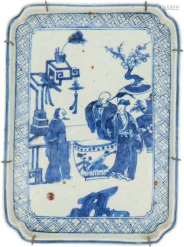 Een porseleinen tableau met decor van wijsgeren en antiquiteiten. China, 18e eeuw.Minimale