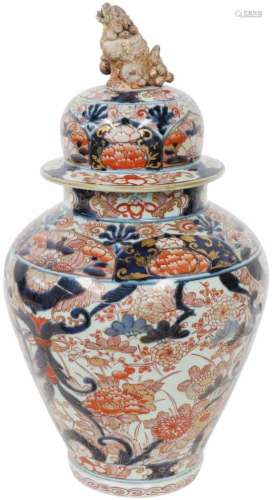 Een porseleinen kastvaas met Imari decor. Japan, 18e eeuw.Afm. 48 x 24 cm.A porcelain cabinet vase