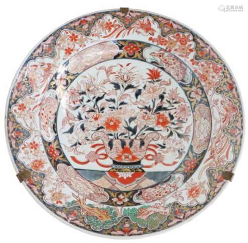 Een kapitale porseleinen schotel met Imari decor. Japan, ca. 1800.Ø 55 cm.A large porcelain dish
