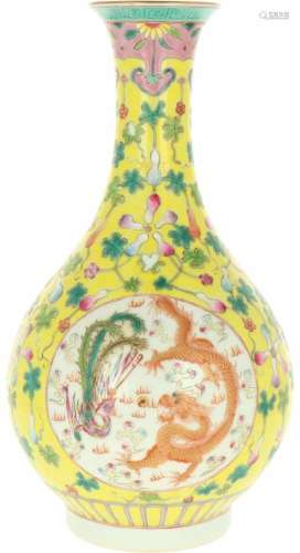 Een porseleinen vaas met famille rose decor en in het centrum een draak en phoenix, gemerkt