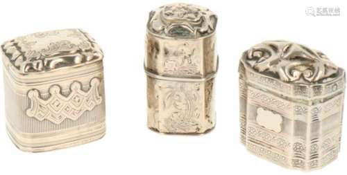 (3) delig lot Loderein doosjes zilver.Oude exemplaren w.o. met gegraveerde decoraties. Nederland, o.