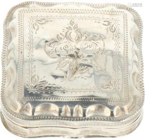 Pillen pepermuntdoosje zilver.Voorzien van gegraveerde Biedermeier florale decoraties. Nederland,