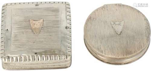 (2) Pepermunt doosjes zilver.Diverse uitvoeringen. Nederland, 1827 / 1853, Keurtekens: diverse