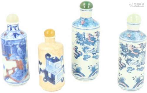 Een lot van vier porseleinen snufbottles. China, eind 20e eeuw.A lot with four porcelain snuff