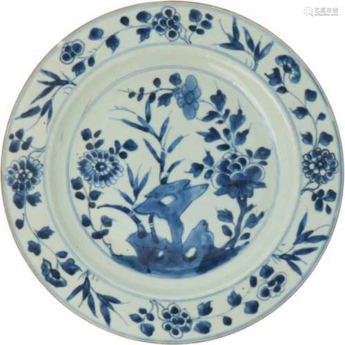 Een porseleinen bord met floraal bloemendecor. China, Qinglong.Ø 27,5 cm.A porcelain plate with