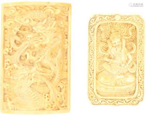 Een lot van twee ivoren plaquette's w.o één met draken decor. China, eind 19e eeuw.Afm. 6 x 4 cm. En
