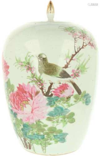 Een porseleinen voorraadpot met floraal decor. China, ca. 1900.Afm. 34 x 19 cm.A porcelain storage