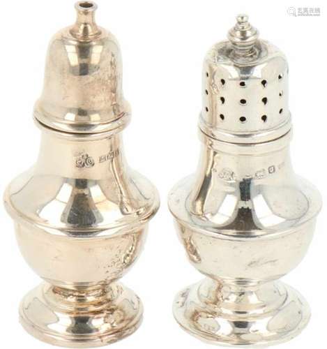 (2) Zout & Peper strooiers zilver.Baluster vormige modellen niet originele set. Engeland,