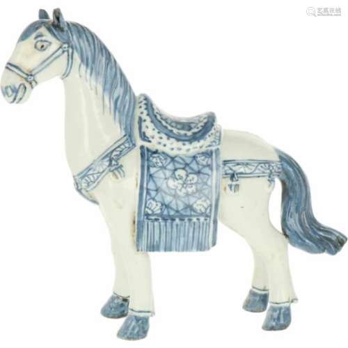 Een porseleinen paard. China, 20 eeuw.Minimale beschadigingen. Afm. 21 x 20 cm.A porcelain horse.
