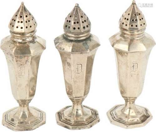 (3) Zout & peper strooiers zilver.Baluster vormig gefacetteerd model op voet. USA, 20e eeuw,