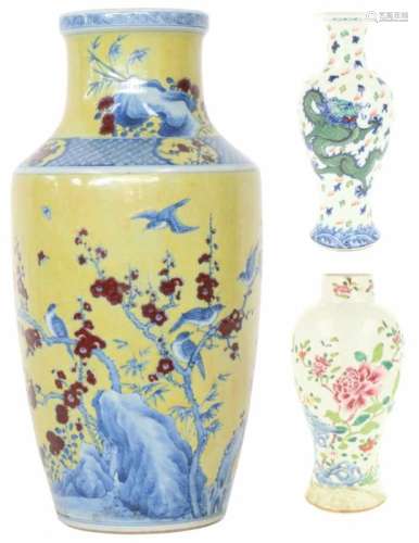 Een lot van drie porseleinen vazen met polychroom decor. China, eind 19e en eind 20e eeuw.Diverse