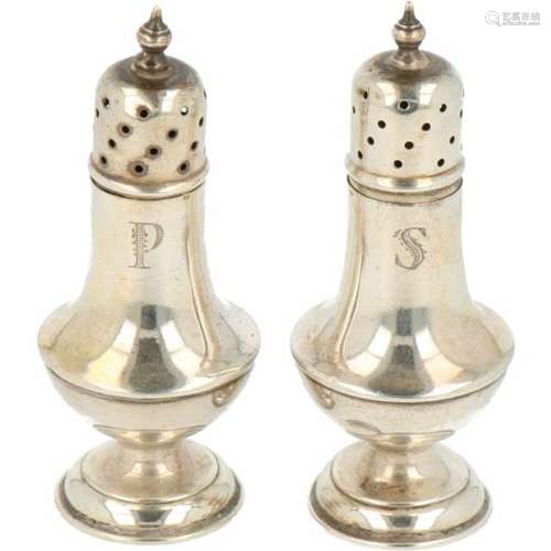 (2) delige set Zout & Peper strooiers zilver.Baluster vormig model op voet. Engeland, Chester,