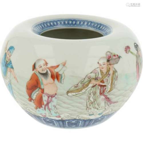 Een porseleinen pot beschilderd met de acht onsterfelijkheden, gemerkt Qianlong. China, eind 20e