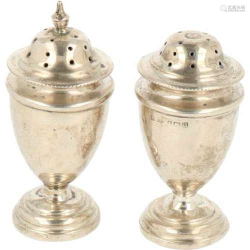 (2) Zout & Peper strooiers zilver.Baluster vormig rond model op voet. Engeland, Birmingham, Henri