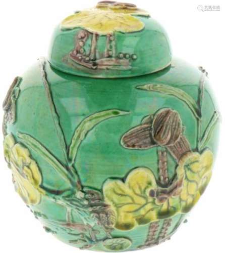 Een Sancai gemberpot met lotus decor. China, 20e eeuw.Afm. 11 x 10,5 cm.A Sancai ginger jar with