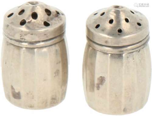 (2) Zout & Peper strooiers zilver.Gefacetteerd model. USA, Viking Sterling co., 20e eeuw,