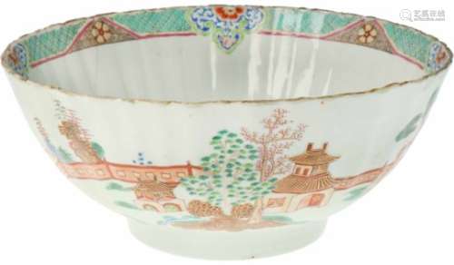 Een porseleinen kom met floraal landschaps decor. China, 18e eeuw.Randschade en één haarlijn. Afm.