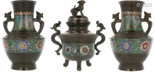 Een cloisonné kaststel bestaande uit twee vazen en een wierookbrander. China, 19e eeuw.A cloisonné