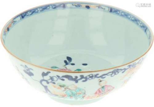 Een porseleinen kom met Chinese figuren. China, 18e eeuw.Eén haarlijn. Ø 20 cm.A porcelain bowl with
