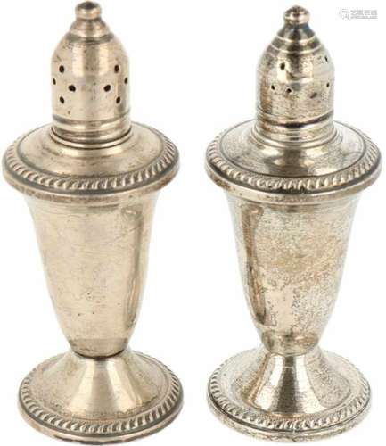 (2) delige set Zout & Peper strooiers zilver.Baluster vormig model voorzien van gecanneleerde randen