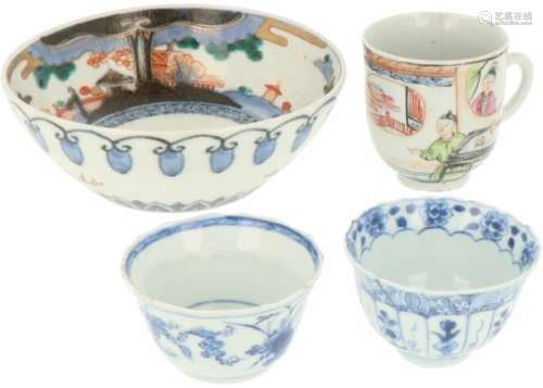 Een lot divers porselein met o.a één kopje met Mandarin decor. China, 18e en 19e eeuw.Randschade