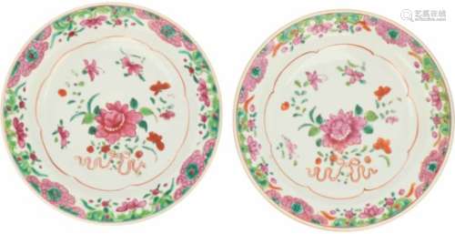 Een set twee porseleinen borden met famille rose decor. China, 18e eeuw.Eén bord heeft haarlijnen. Ø