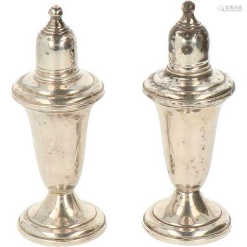 (2) delig Zout en peper stel zilver.Baluster uitgevoerd model met zilver op glazen base en gevulde