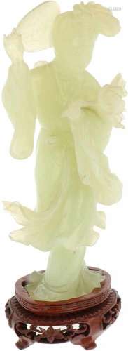 Een in jade vervaardigd figuur in de vorm van een Chinese vrouw met waaier en bloem, incl. sokkel.