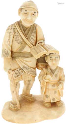Een ivoren Okimono sculptuur van een man en kind. Japan, begin 20e eeuw.Afm. 13 x 7,5 cm.An ivory