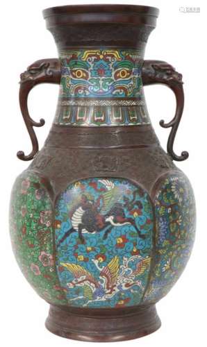 Een grote Chinese Cloisonné vaas met voorstelling van Chimera. Gemerkt met karaktermerk. Eerste