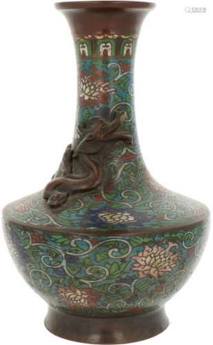 Een Chinese Cloisonné vaas gedecoreerd bloemmotieven en met los gegoten draken. Gemerkt met