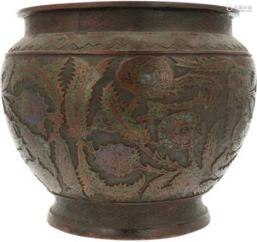 Een Chinese Cloisonné pot / cachepot gedecoreerd met florale motieven. 19e eeuw.Bodem vervangen.