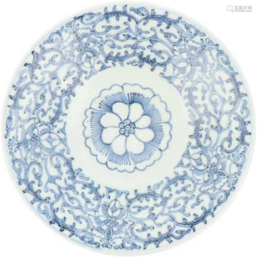 Een porseleinen bord met Swatow decor. China, 19e eeuw.Ø 24,5 cm.A porcelain plate with Swatow