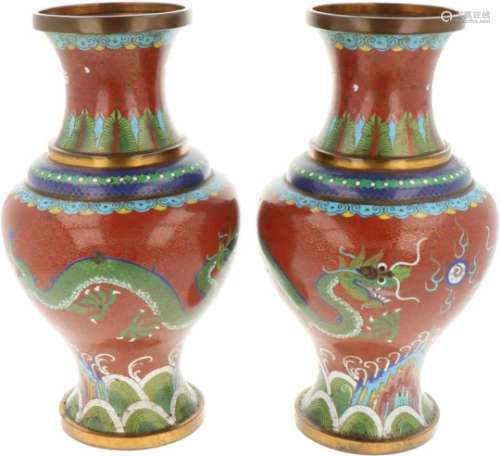 Een set van twee cloisonne vazen. China, 20e eeuw.Eén vaas is beschadigd. Afm. 25 x 13 cm.A set of