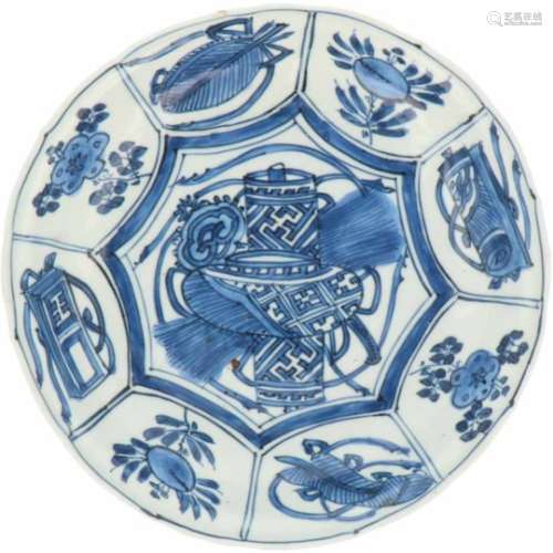 Een kraakporseleinen bord met blauw floraal decor. China, Wanli.Gerestaureerd. Ø 16,5 cm.A carrack