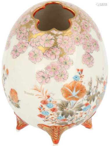 Een porseleinen ei in kutani decor, gemerkt. Japan, circa 1900.Afm. 12,5 x 8 cm.A porcelain egg in