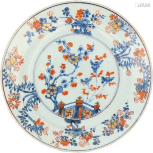Een porseleinen bord met Imari decor. China, 18e eeuw.Randschade. Ø 21,5 cm.A porcelain plate with