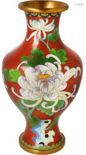 Een cloisonné vaas met bloemendecor. China, 2e helft 20e eeuw.Afm. 25,5 x 15 cm.A cloisonné vase