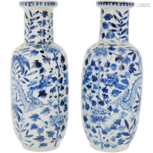 Een set van twee porseleinen vazen met blauwe draken en bloemen decor. Gemerkt Kangxi, China 19e