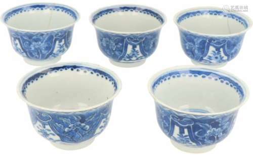 Een set van vier porseleinen cups met floraal blauw decor. China, Kangxi.Haarlijnen en chips. Afm.