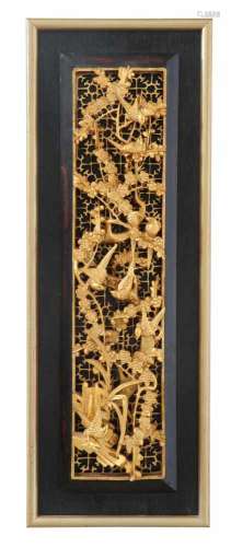 Een houten verguld Chinees snijstuk van vogeltjes in een bloesemboom.Afm. 69 x 25 cm.A wooden gilded