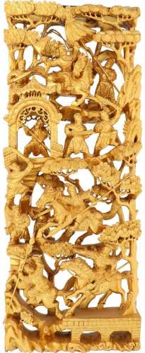Een houten verguld Chinees snijstuk van strijders.Afm. 49 x 18 cm.A wooden gilded Chinese carving