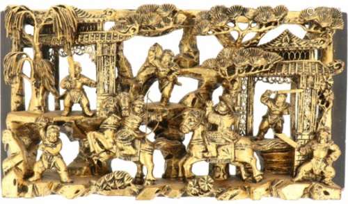 Een houten verguld Chinees snijstuk van strijders.Afm. 18 x 34 cm.A wooden gilded Chinese carving