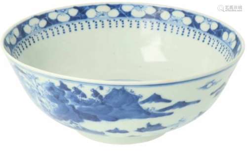 Een porseleinen kom met blauw landschapsdecor. China, circa 1800.Ø 18 cm.A porcelain bowl with