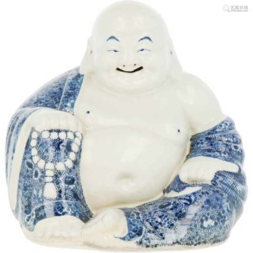 Een Chinees blauw/wit model van Boeddha. Gemerkt, China 20e eeuw.Afm. 22 x 22 cm.A Chinese blue